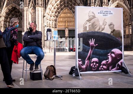 Vertreter der Opfer protestieren mit einem Plakat vor dem Dom, Köln, Germ gegen die zögerliche Offenlegung von Missbrauchsfällen durch Kirchenvertreter Stockfoto