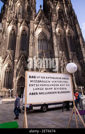 Vertreter der Opfer protestieren mit einem Plakat vor dem Dom, Köln, Germ gegen die zögerliche Offenlegung von Missbrauchsfällen durch Kirchenvertreter Stockfoto