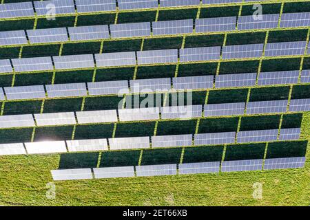 Luftaufnahme des Solarparks mit großen Solarzellen in einem Array, West Sussex, England Stockfoto