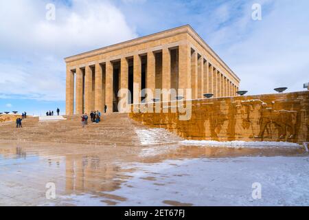 Ankara, Türkei - Februar 16 2021: Menschen besuchen Anitkabir im Winter. Stockfoto