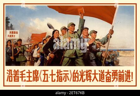 Kulturrevolution China Vintage 1970 chinesisches Propagandaplakat 'indem wir Präsident Maos Direktive vom 7. Mai folgen' werden wir brillante und große Fortschritte machen' 1970 chinesisches Plakat für Kulturrevolution Propaganda. Die Kulturrevolution, formal die große proletarische Kulturrevolution, war eine gewalttätige gesellschaftspolitische Säuberungsbewegung in China von 1966 bis 1976. Stockfoto