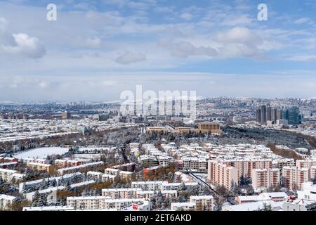 Ankara, Türkei - Februar 16 2021: Panoramablick auf Ankara mit Anitkabir im Winter. Stockfoto