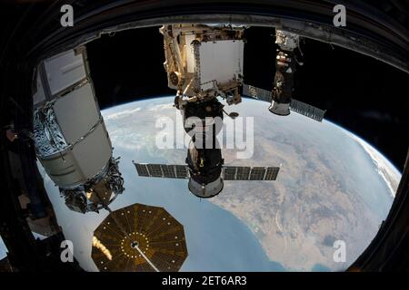 3 Raumschiffe, 1 USA, 2 Russen. Aus den Vereinigten Staaten und zwei aus Russland, an der ISS befestigt. L-R: Northrop Grumman Cygnus Raumfrachter, Sojus MS-17 Stockfoto