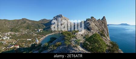 Panoramablick auf Sokol (Falcon) Berg und Grüne Bucht von Novy Svet (Neue Welt) Lage vom Rand des Koba-Kaya Berg, Sudak Gebiet, Krim, Ru Stockfoto