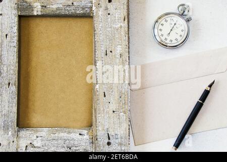 Ein hoher Winkel Ansicht der Taschenuhr in der UdSSR gemacht, Bleistift und Brief Stockfoto