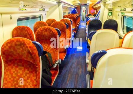 Leere Kutsche auf der Avanti Westküste Hauptverkehrszug London Euston-Liverpool während der Coronavirus-Pandemie, England, geschätzte Kapazität 2% Stockfoto