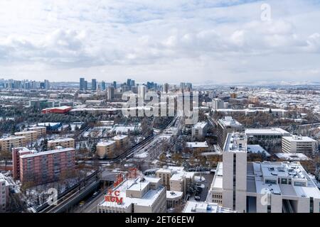 Ankara, Türkei - Februar 16 2021: Luftaufnahme von Verkehr und sogutozu Bezirk im Hintergrund. Stockfoto