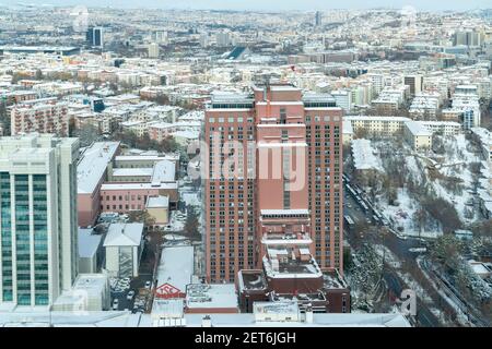 Ankara, Türkei - Februar 16 2021: Luftaufnahme der Necatibey Straße mit altem DPT Gebäude. Stockfoto