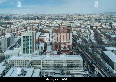 Ankara, Türkei - Februar 16 2021: Luftaufnahme der Necatibey Straße mit altem DPT Gebäude. Stockfoto