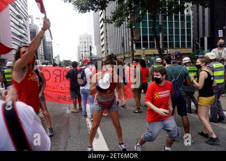 31. Januar 2021: Manifestantes participam de protesto contra o presidente Jair Bolsonaro e Seu manejo da Nova doença coronavÃ-rus, COVID-19, em SÃ£o Paulo, em 31 de janeiro de 2021. - O novo coronavÃ-rus matou pelo menos 2.219.793 pessoas em todo o mundo, incluindo 223,945 no Brasil, desde que o surto surgiu na China em dezembro de 2019, de acordo com uma contagem de fontes oficiais. (Bild: © Cris FAGA/ZUMA Wire) Stockfoto