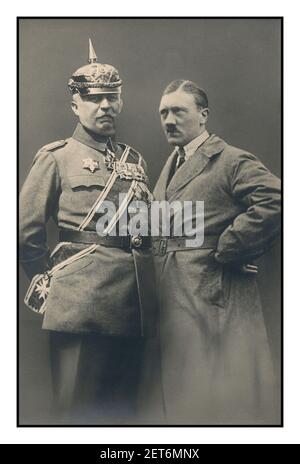 1923 Deutschland PUTSCH Propaganda Foto 'Adolf Hitler mit General Ludendorff' Fotokarte für Deutschland der 1920er Jahre. Adolf Hitler mit Ludendorff zur Zeit des Beer Hall Putsch-Prozesses. Der Bierhallputsch war ein erfolgloser Versuch des Nazi-Führers Adolf Hitler mit General Ludendorff und anderen Führern, die Macht in München, Bayern, Deutschland zu ergreifen Stockfoto