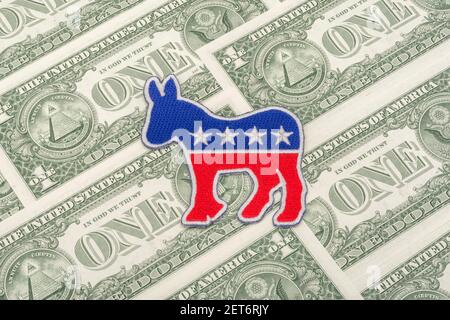 Demokrat Esel Logo Patch Abzeichen & US $1 Dollar Banknoten. Für US-politische Fundraising & Demokrat Kampagne Fonds, Biden Schulden Haufen, kleine Dollar Spender Stockfoto