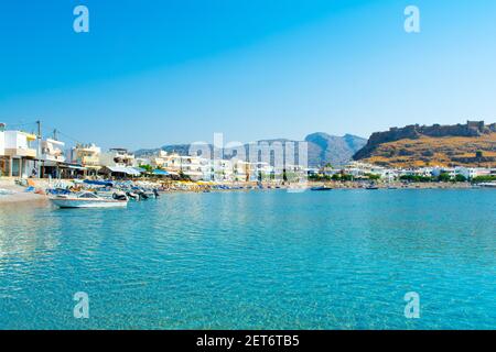 Rhodos, Griechenland - 14. Juni 2019: Wunderschöne mediterrane Landschaft der Haraki Bucht an der Ostküste der Insel Rhodos, Griechenland Stockfoto