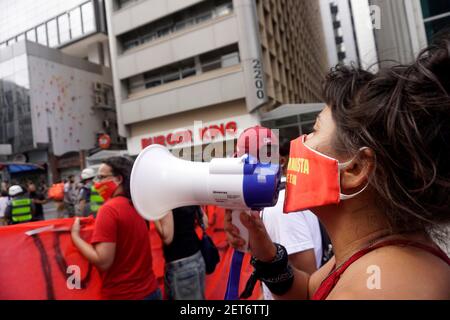 31. Januar 2021: Manifestantes participam de protesto contra o presidente Jair Bolsonaro e Seu manejo da Nova doença coronavÃ-rus, COVID-19, em SÃ£o Paulo, em 31 de janeiro de 2021. - O novo coronavÃ-rus matou pelo menos 2.219.793 pessoas em todo o mundo, incluindo 223,945 no Brasil, desde que o surto surgiu na China em dezembro de 2019, de acordo com uma contagem de fontes oficiais. (Bild: © Cris FAGA/ZUMA Wire) Stockfoto