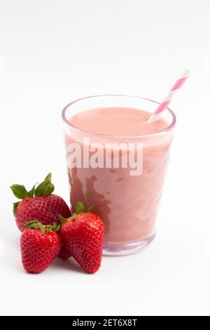Erdbeere Smoothie isoliert auf einem weißen Hintergrund Stockfoto