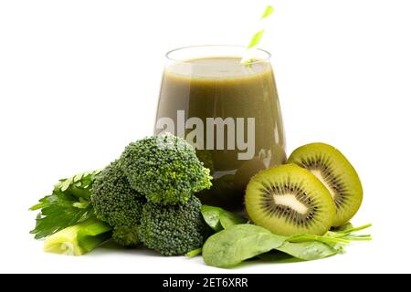 Gemischtes grünes Obst und Gemüse isoliert auf einem weißen Hintergrund Stockfoto