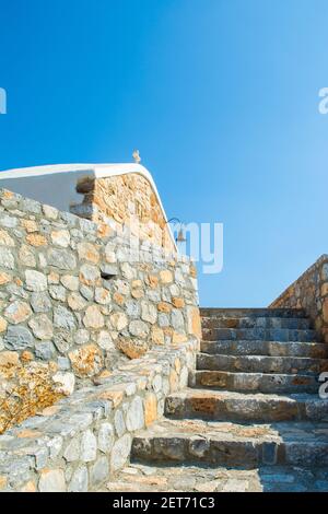 Kleine traditionelle griechische Kirche auf der Spitze des Berges, auf Rhodos Insel, Griechenland Stockfoto