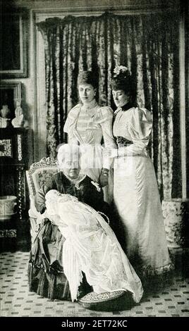 Diese Bilder zeigen ihre Majestät Königin Victoria mit dem Baby Prince und der Prinzessin Alexandra von Wales (Frau von Königin Victorias Sohn Edward, der Edward VII wurde) und Herzogin von York (Frau des Herzogs von York, der König George V und Königin Mary wurde). Stockfoto
