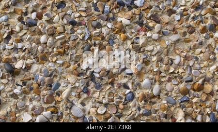 Full Frame Kiesel Dash Hintergrund mit mehreren farbigen eingebetteten Steinen Stockfoto