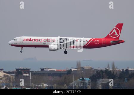 AtlasGlobal Sonderaufkleber Airbus A321 TC-ATF Passagierflugzeug Ankunft und Landung am Flughafen Istanbul Atatürk Stockfoto