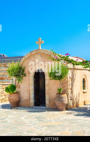 Kleine traditionelle griechische Kirche auf der Spitze des Berges, auf Rhodos Insel, Griechenland Stockfoto