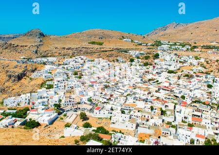 Rhodos, Griechenland - 5. August 2019: Wunderschöne Landschaft der Altstadt von Lindos auf der Insel Rhodos, Griechenland Stockfoto