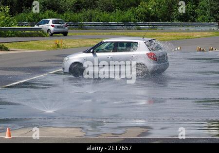 ADAC Fahrsicherheitstraining Aquaplaning auf einem Übungsgelände Stockfoto