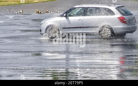 ADAC Fahrsicherheitstraining Aquaplaning auf einem Übungsgelände Stockfoto