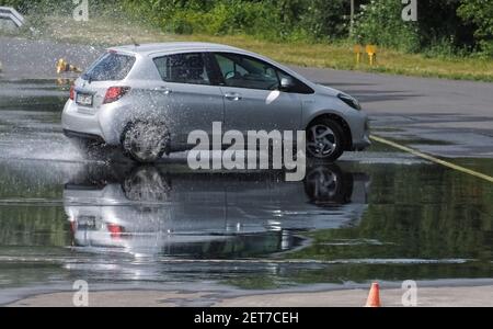 ADAC Fahrsicherheitstraining Aquaplaning auf einem Übungsgelände Stockfoto