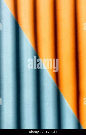 Abstrakter Hintergrund aus Orange und Blau mit Kurvenschatten Darauf Stockfoto
