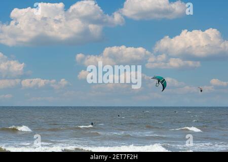 Leerer Sandstrand. Kitesurfer auf dem Wasser der Nordsee, Zandvoort, Niederlande Stockfoto