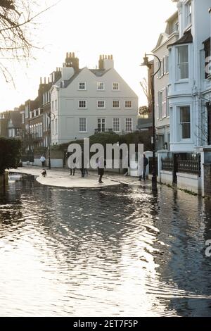 London, Großbritannien. März 2021, 01st. High Tide Deckt Upper Mall, Hammersmith Ab. Außergewöhnlich hohe Gezeiten auf der Themse heute bedeckt die Straße in der Upper Mall, Hammersmith. Erwachsene, Kinder, kleine Hunde und Radfahrer genossen das Spielen im Wasser. Kredit: Peter Hogan/Alamy Live Nachrichten Stockfoto