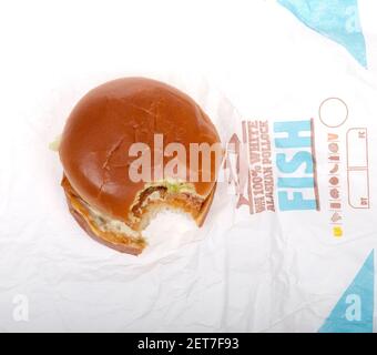 Burger King Big Fish Sandwich mit Biss auf Wrapper genommen Stockfoto