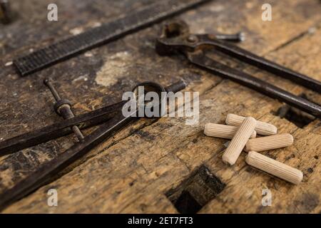 Tischlerwerkzeuge auf einem Holztisch Stockfoto