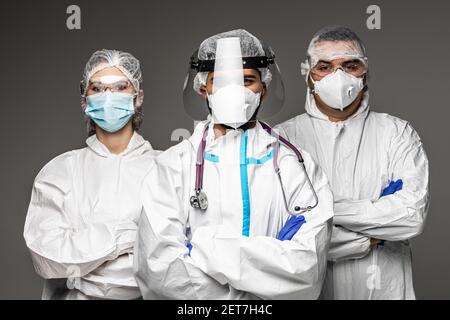 Ärzte schauen, um Sie tragen die Isolation Kleid oder Schutzanzüge und chirurgische Gesichtsmasken im Kontrollbereich, um die Ausbreitung von Coronavirus zu verhindern. Stockfoto