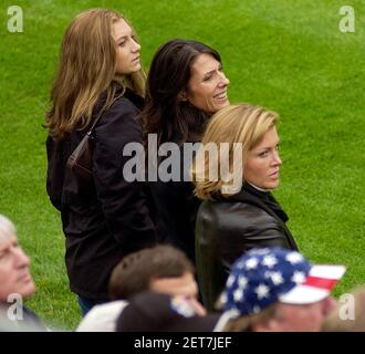 RYDER CUP 2002 BEIM GLOCKENTURM VIERER SAM TORRANCE'S EHEFRAU (MITTE) SUSSAN AMD MONTY'S WIFE (RECHTS) 28/9/2002 BILD DAVID ASHDOWN.RYDER KELCH GLOCKENTURM 2002 Stockfoto