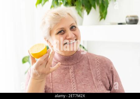 Porträt einer älteren Frau mit Zitrone Stockfoto