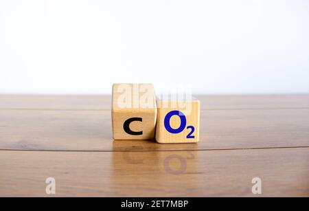 Symbol CO2 oder O2. Drehte den Holzwürfel und änderte die Worte 'CO2, Kohlendioxid' in 'O2, Sauerstoff'. Schöner gelber, weißer Hintergrund, Kopierbereich. Busi Stockfoto