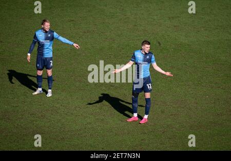 High Wycombe, Großbritannien. Februar 2021, 28th. Jack Grimmer (links) & Josh Knight (Leihgabe von Leicester City) von Wycombe Wanderers während der Sky Bet Championship hinter verschlossenen Türen Match zwischen Wycombe Wanderers und Norwich City im Adams Park, High Wycombe, England am 28. Februar 2021. Foto von Andy Rowland. Kredit: Prime Media Images/Alamy Live Nachrichten Stockfoto