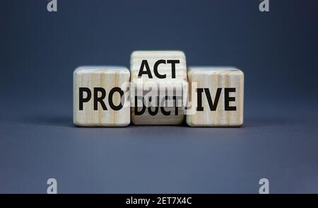 Proaktives und produktives Symbol. Drehte Würfel und änderte das Wort "produktiv" zu "proaktiv". Schöner grauer Hintergrund, Kopierbereich. Business, Proac Stockfoto