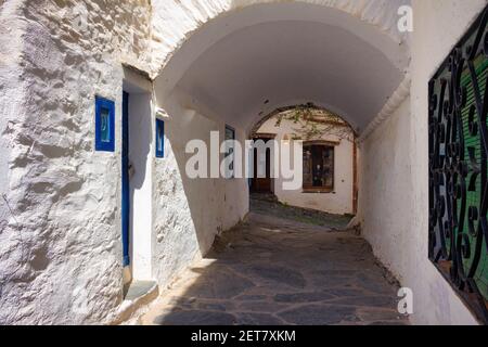 Blick auf eine der Straßen des historischen Kerns, die Tunnel und Bögen enthält. Cadaques, Katalonien, Spanien Stockfoto