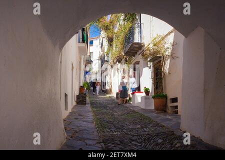 Blick auf eine der Straßen des historischen Kerns, die Tunnel und Bögen enthält. Cadaques, Katalonien, Spanien Stockfoto