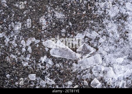 Gebrochene Eiszapfen auf einem Bürgersteig in Montreal, Kanada Stockfoto