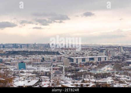 Blick auf die Stadt vom Ankara Schloss im Winter, Ankara, Türkei Stockfoto