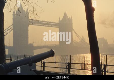 Die Tower Bridge im November vom Tower of London aus gesehen. London, England, Vereinigtes Königreich, 1964 Stockfoto
