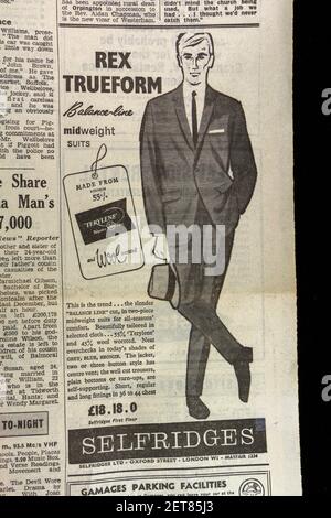 Werbung für das Kaufhaus Selfridges in der Oxford Street in der Zeitung Evening News (Montag, 27th. April 1964), London, Großbritannien. Stockfoto
