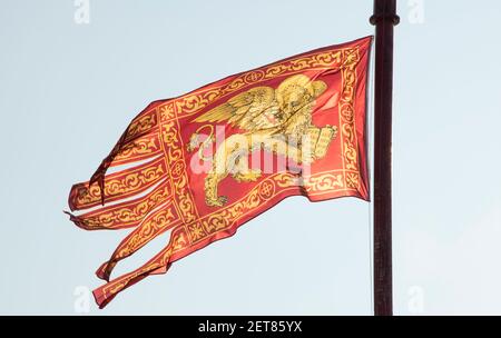 Flagge mit dem Löwen von San Marco, in der Stadt Venedig, Italien, Europa Stockfoto