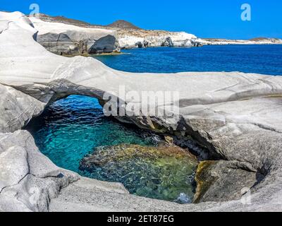 Lunar Earth I. Sarakiniko ist ein sehr ungewöhnlicher Strand auf der Insel Milos, Griechenland, der am Nordufer der Insel liegt. Stockfoto