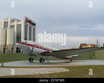 Douglas DC3 im Aeronautics Museum von Malaga. Spanien. Stockfoto