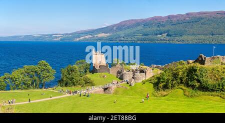 Urquhart Castle entlang Loch Ness See in Schottland an einem schönen Sommertag, Großbritannien Stockfoto